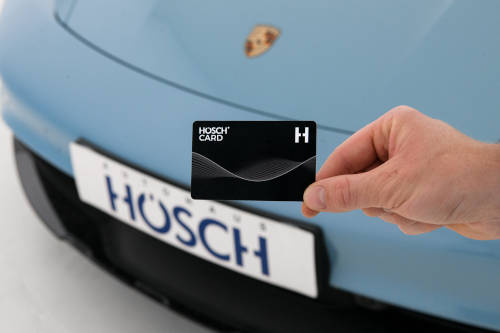 Foto der Hösch Card vor einem Prosche Taycan in Hellblau